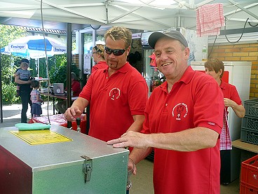 Archiv Heimatverein Oeffingen - Museums Hocketse 2011 Bier zapfen